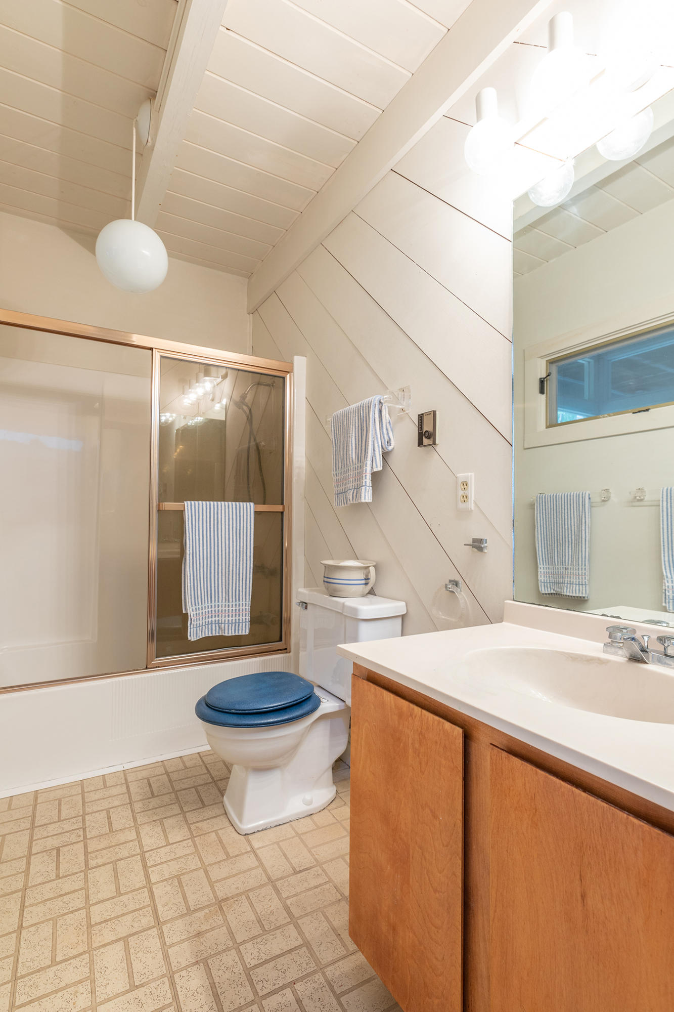 53 Fullington Road Lincolnville, ME 04849 - Photo 23 of 28 Full bath/powder room