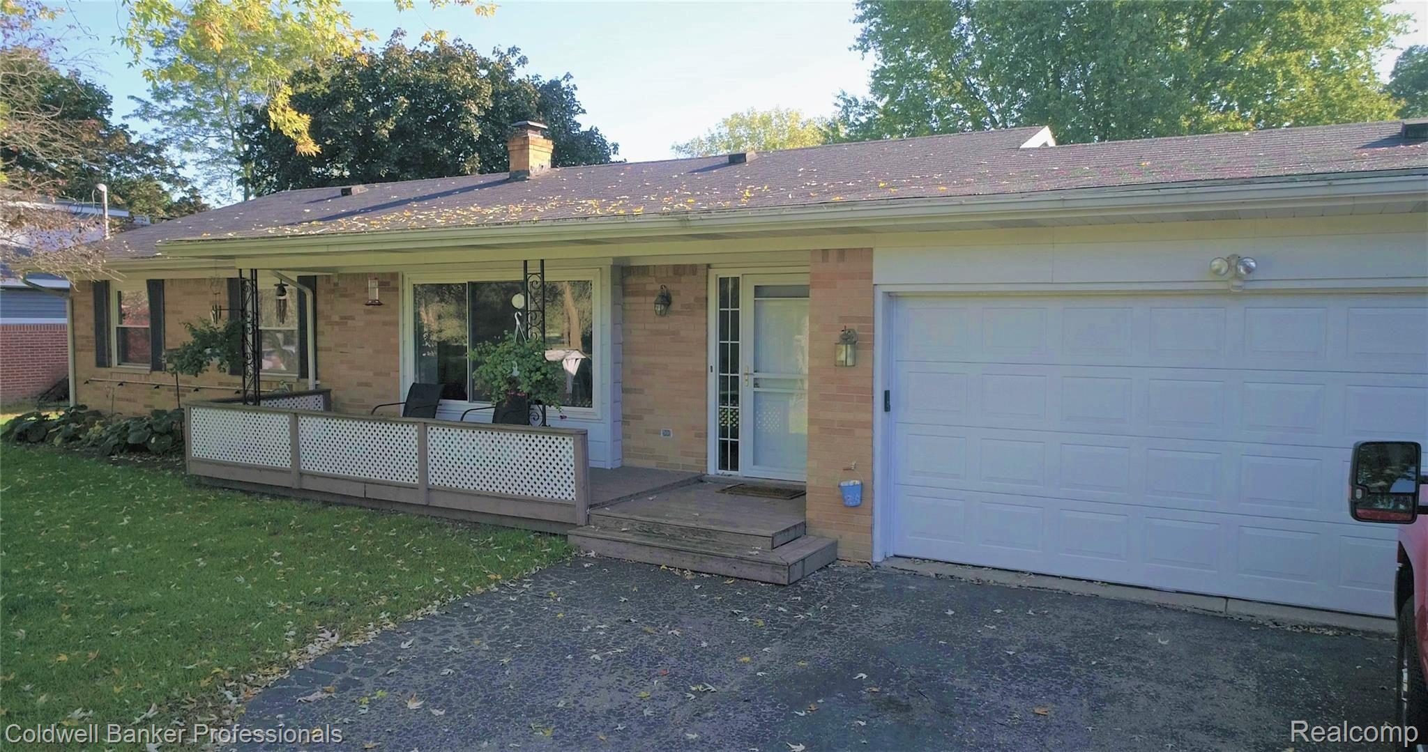 260 North Tipsico Lake Road Highland, MI 48357 - Photo 1 of 33 Tipsico Front from drive.jpg