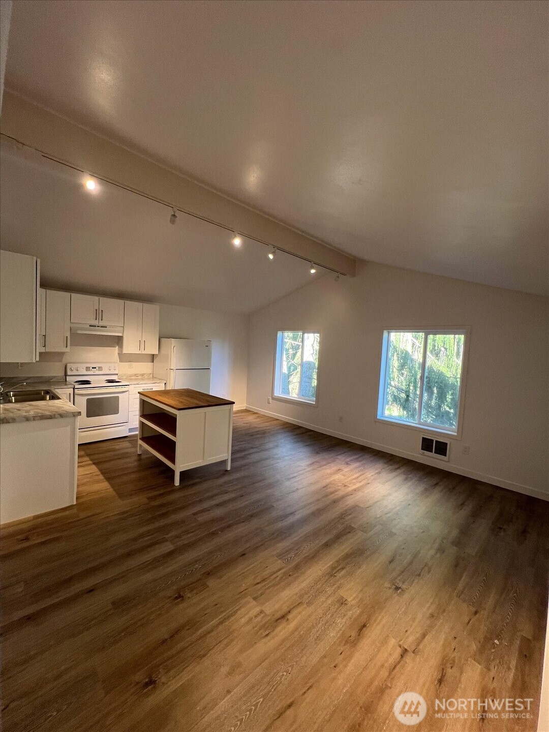 10443 17th Avenue Southwest Seattle, WA 98146 - Photo 22 of 40