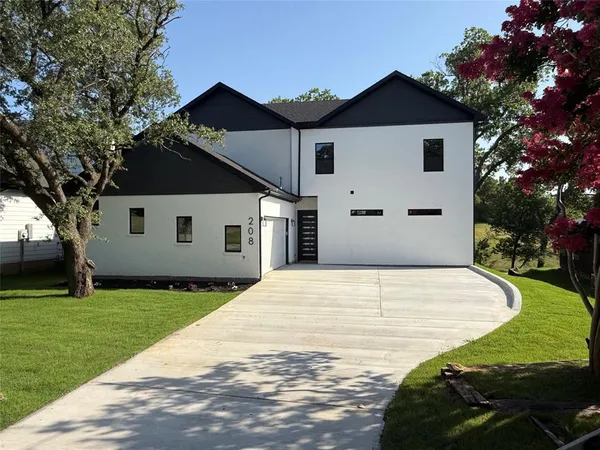 $589,000 | 208 Silverleaf Drive, Fort Worth, TX 76112