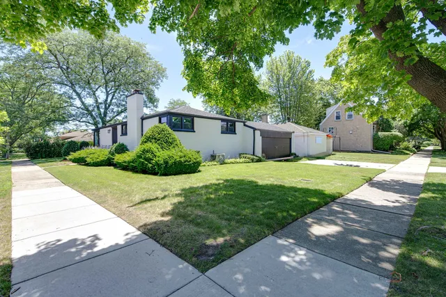 $4,250 | 4021 West Estes Avenue, Lincolnwood, IL 60712