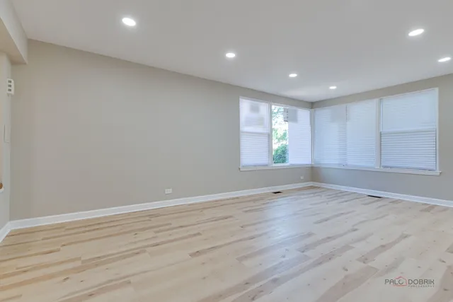 $4,250 | 4021 West Estes Avenue, Lincolnwood, IL 60712