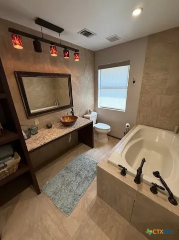 $2,250 | 901 Madrona Drive, Unit B, New Braunfels, TX 78132