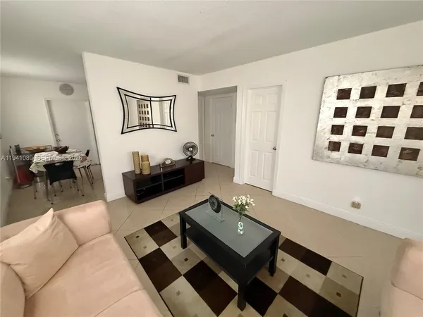 $1,600 | 4061 North Dixie Highway, Unit 1, Oakland Park, FL 33334