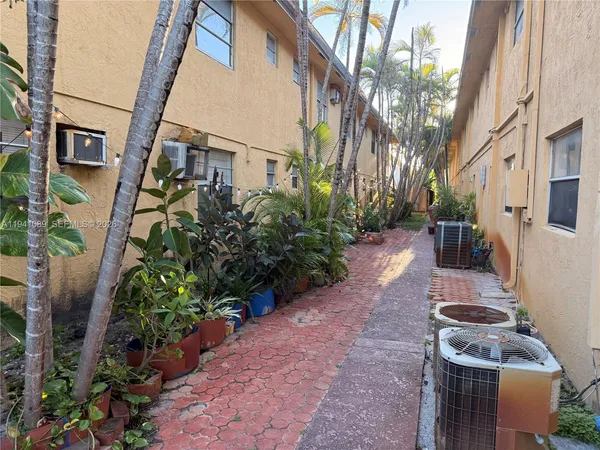 $1,600 | 4061 North Dixie Highway, Unit 1, Oakland Park, FL 33334