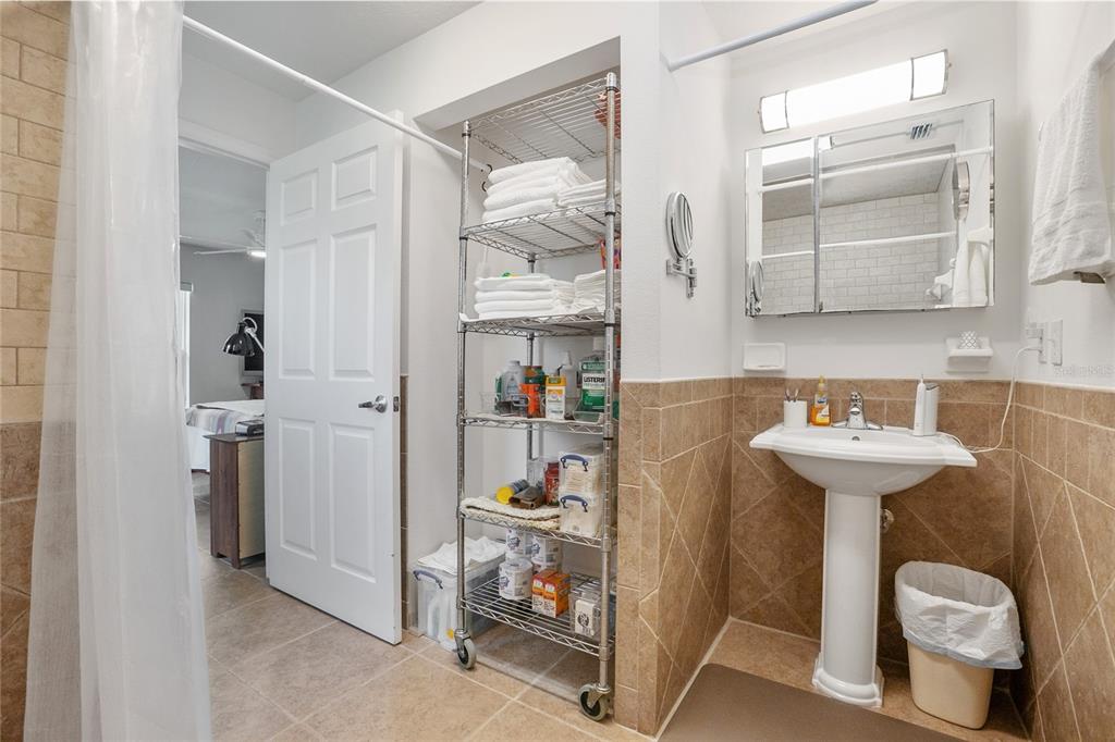 420 Glenwood Road DeLand, FL 32720 - Photo 16 of 36 a bathroom with a sink toilet and a mirror