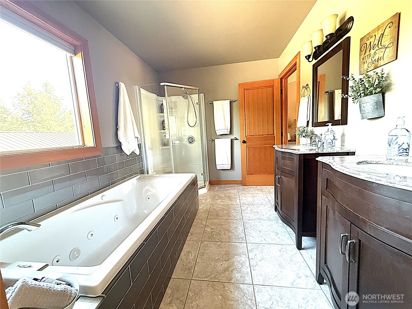 8 Julian Bay Road Republic, WA 99166 - Photo 17 of 40 a spacious bathroom with a tub sink and mirror