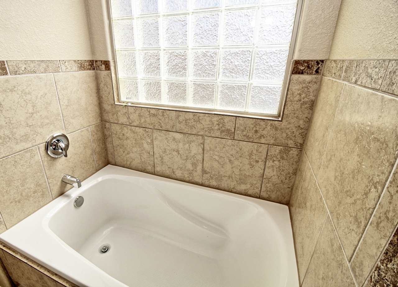 2045 Roma Avenue Fruita, CO 81521 - Photo 12 of 29 a bathroom with a bathtub