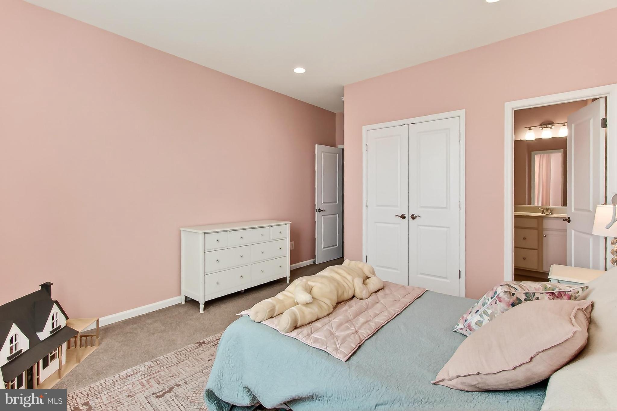 1103 Themis Street Southeast Leesburg, VA 20175 - Photo 70 of 108 a bedroom with a bed and a couch