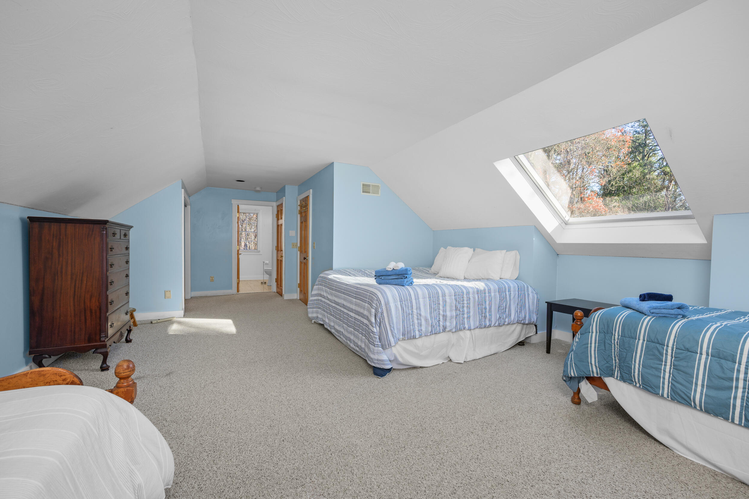 578 Huckins Neck Road Centerville, MA 02632 - Photo 26 of 42 a bedroom with furniture and a window