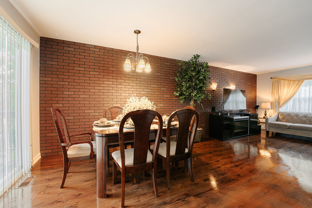 241 Huntingwood Road Matteson, IL 60443 - Photo 7 of 18 a dining room with furniture and window