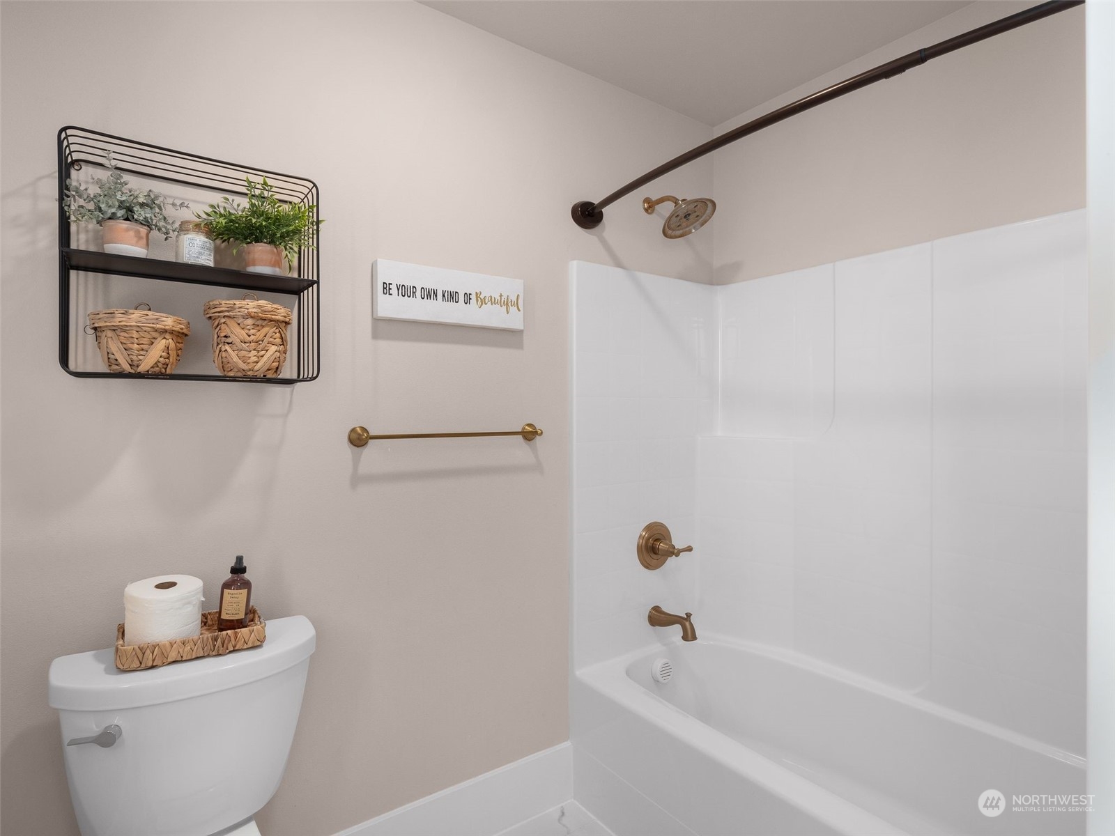 2440 Callow Road Lake Stevens, WA 98258 - Photo 25 of 34 a bathroom with a toilet and a bathtub