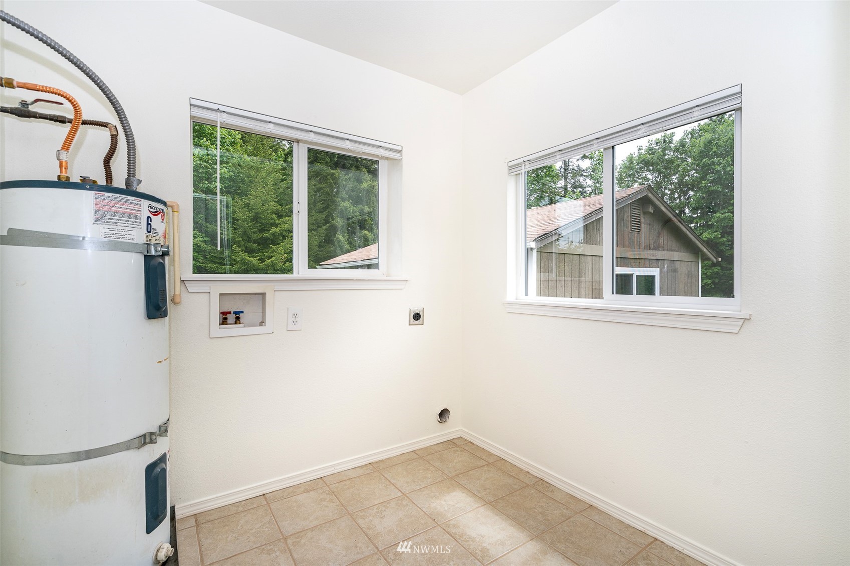 517 Leudinghaus Road Chehalis, WA 98532 - Photo 12 of 37 a view of a house that has a window and refrigerator