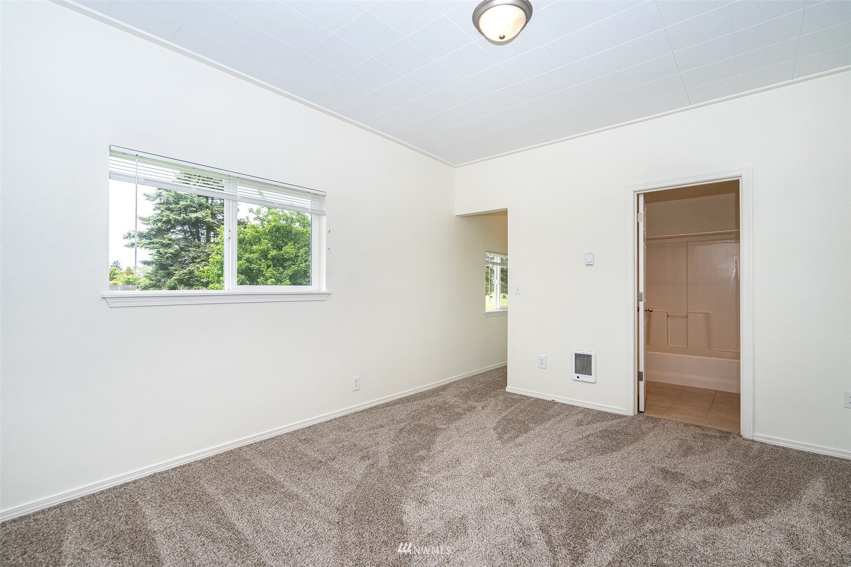 517 Leudinghaus Road Chehalis, WA 98532 - Photo 14 of 37 an empty room with windows