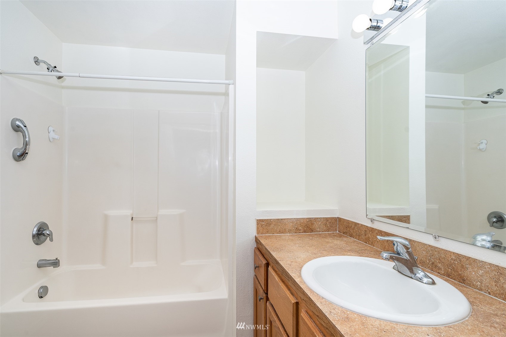 517 Leudinghaus Road Chehalis, WA 98532 - Photo 16 of 37 a bathroom with a sink and a bathtub