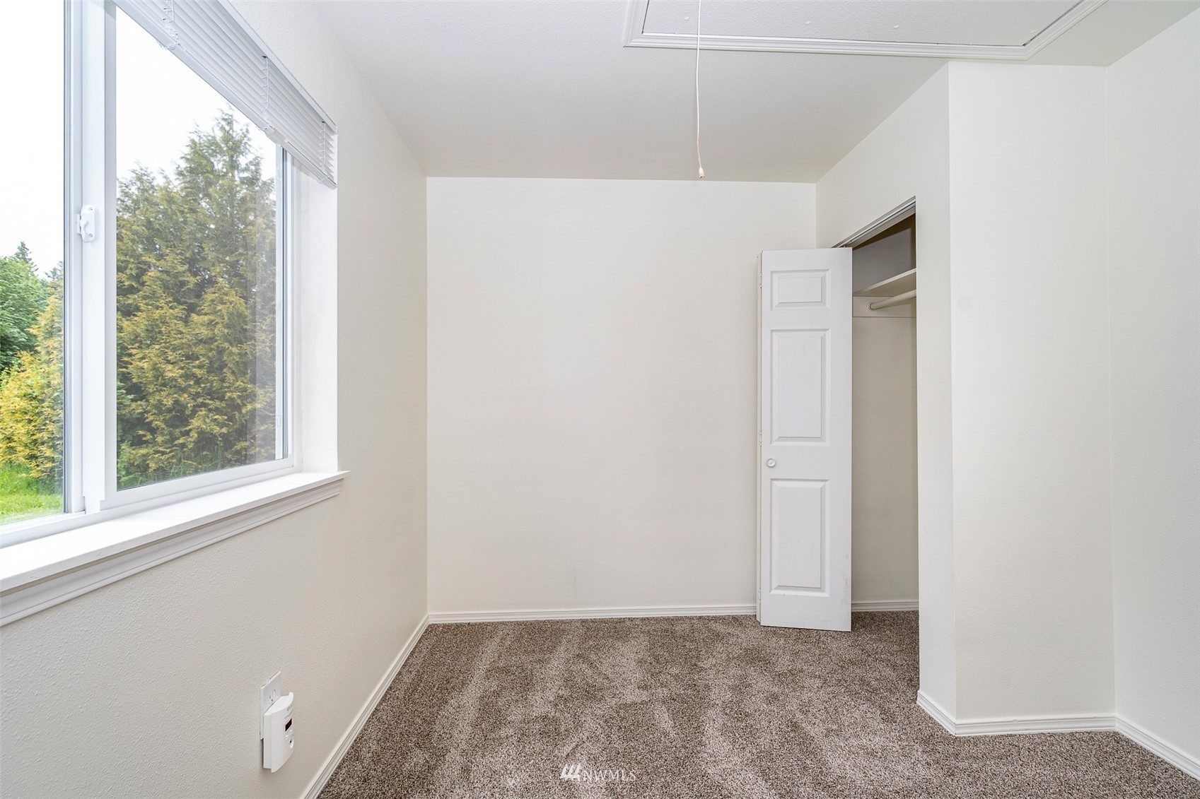517 Leudinghaus Road Chehalis, WA 98532 - Photo 18 of 37 an empty room with a window