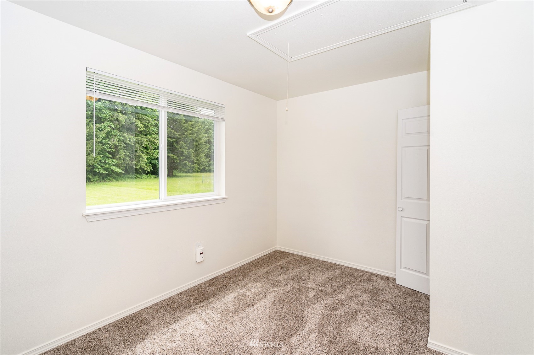 517 Leudinghaus Road Chehalis, WA 98532 - Photo 19 of 37 a view of a room that has a window in it