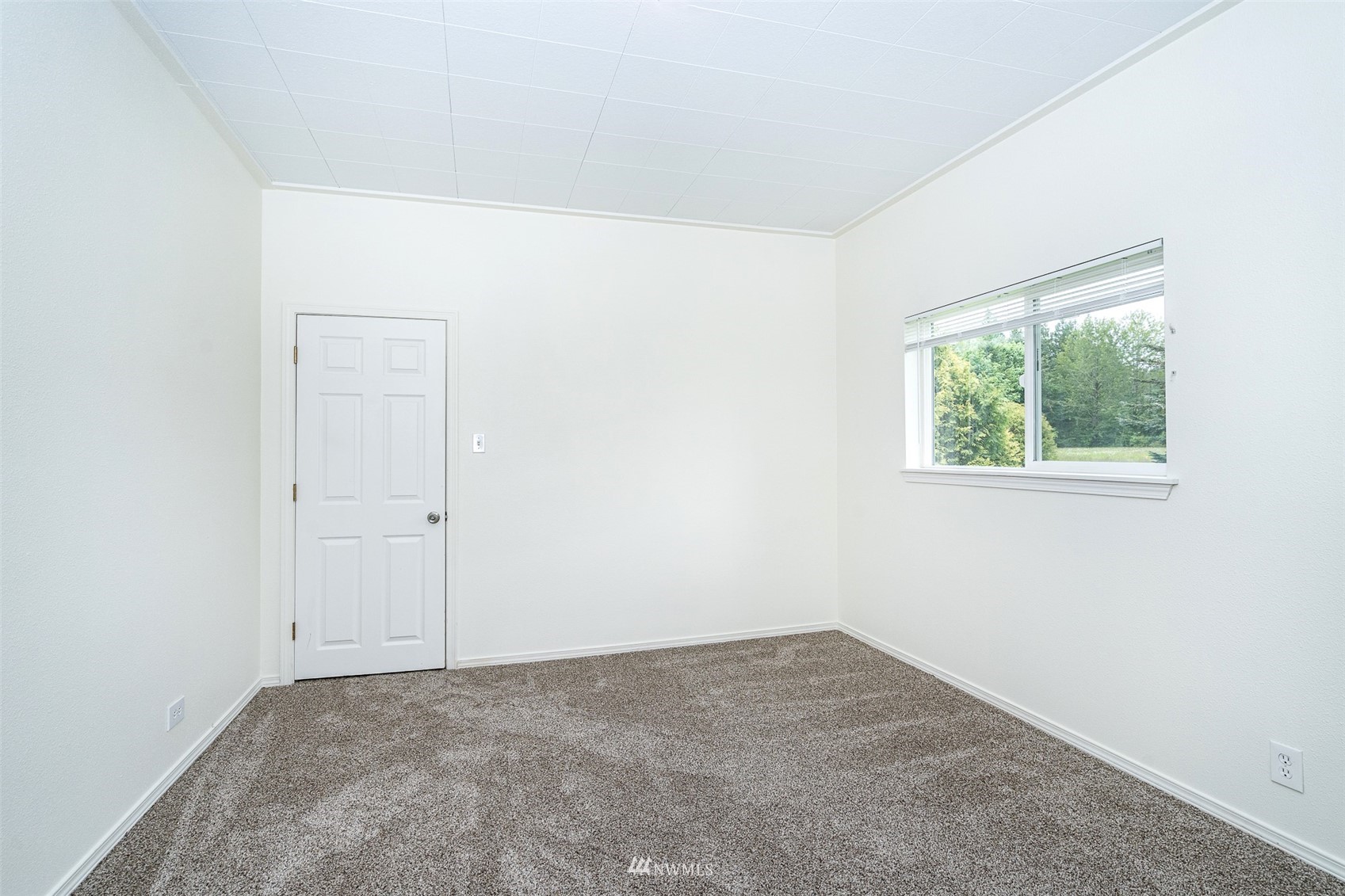 517 Leudinghaus Road Chehalis, WA 98532 - Photo 24 of 37 an empty room with windows
