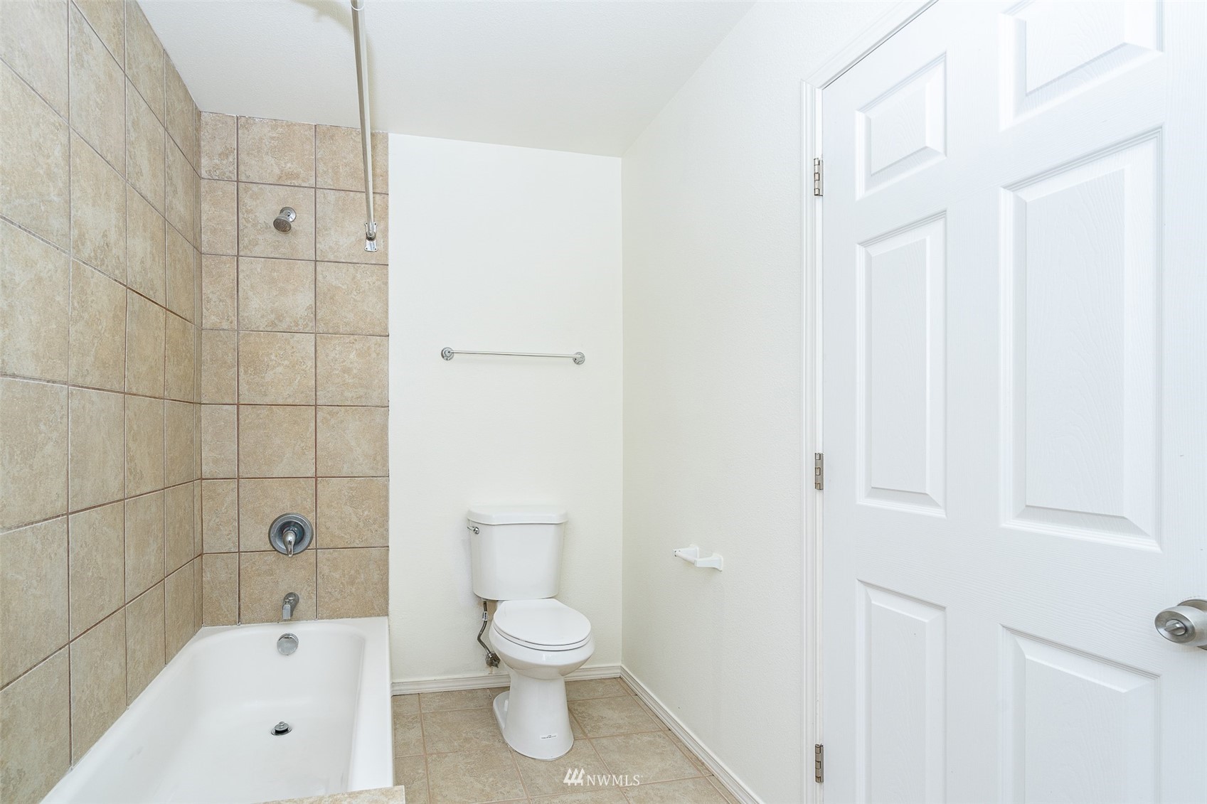 517 Leudinghaus Road Chehalis, WA 98532 - Photo 25 of 37 a bathroom with a bathtub and a toilet