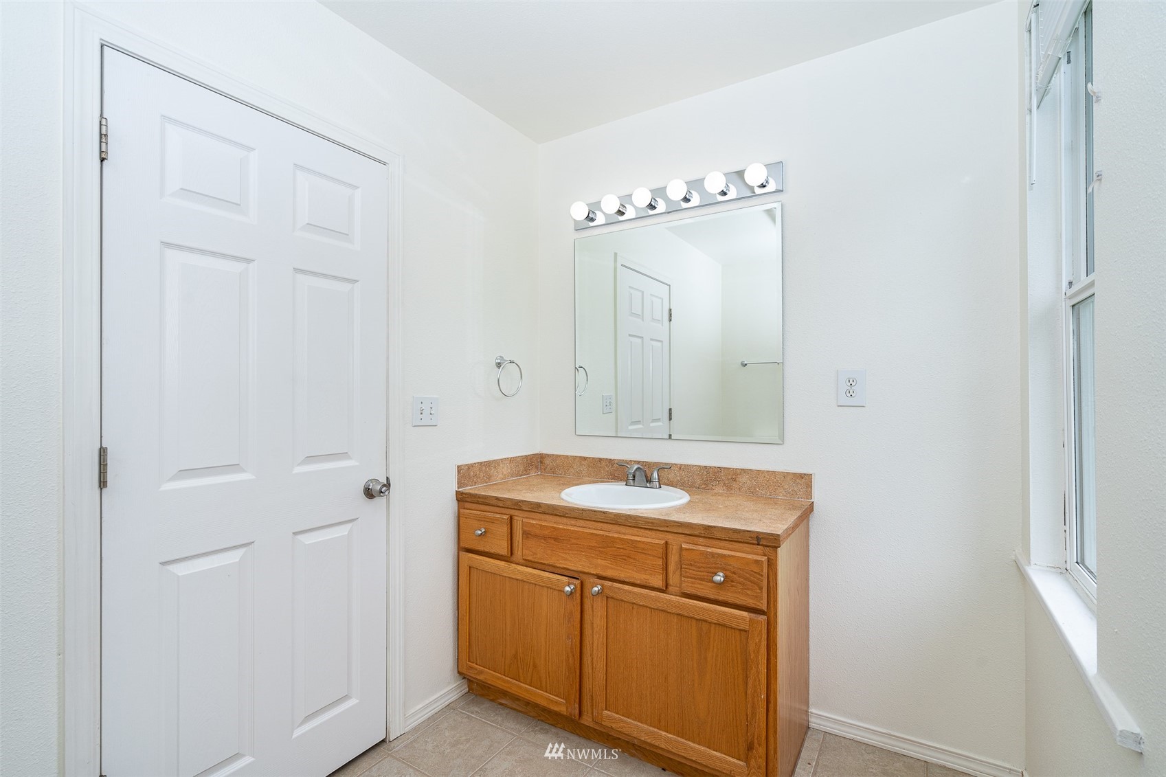 517 Leudinghaus Road Chehalis, WA 98532 - Photo 26 of 37 a bathroom with a sink and a mirror