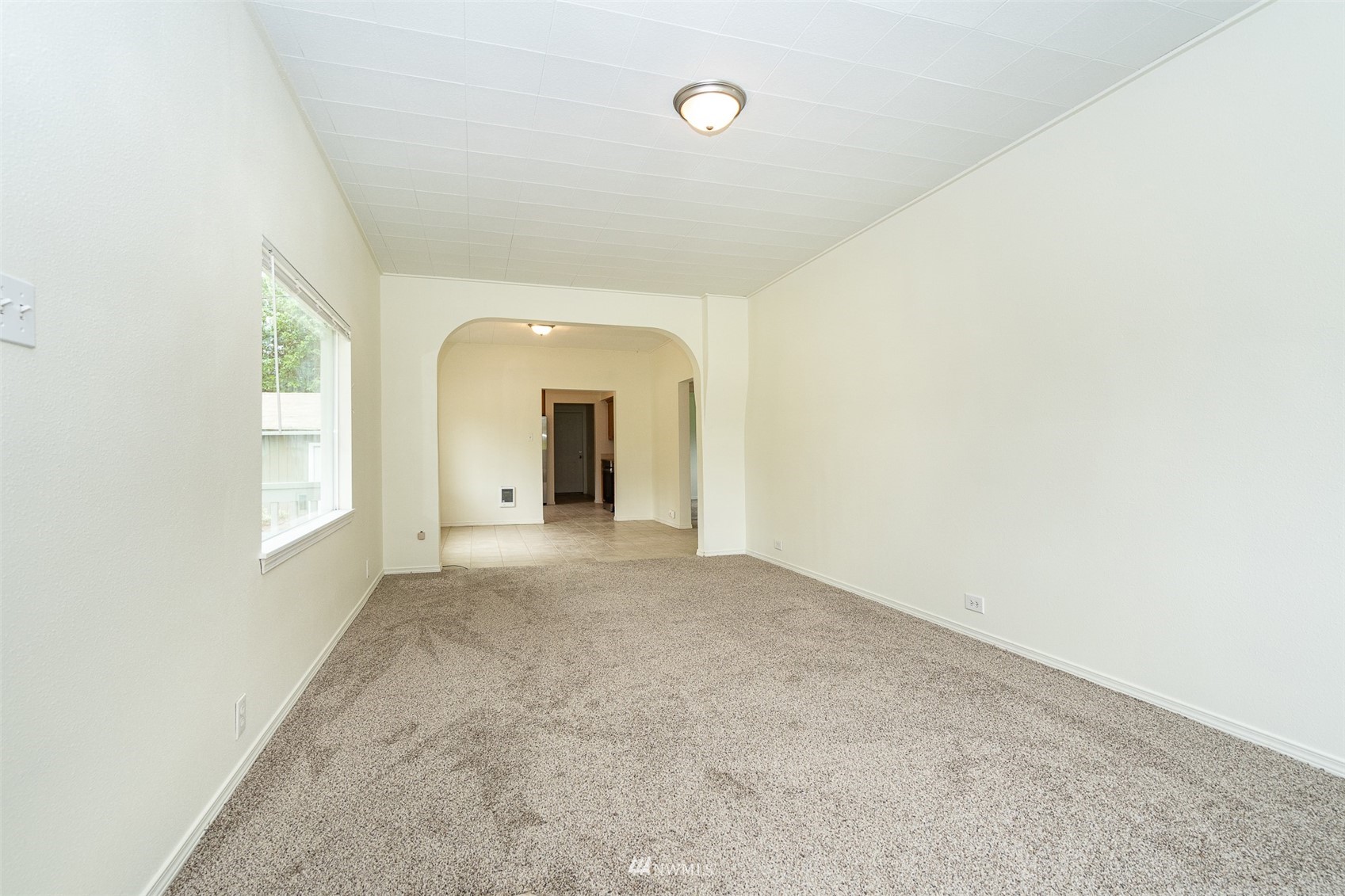 517 Leudinghaus Road Chehalis, WA 98532 - Photo 4 of 37 a view of a big room with windows and chandelier