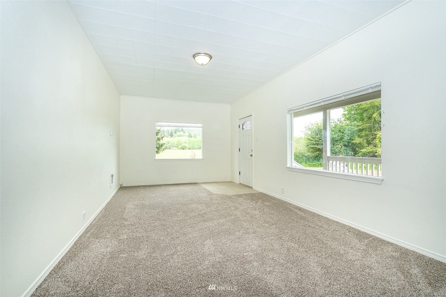 517 Leudinghaus Road Chehalis, WA 98532 - Photo 5 of 37 an empty room with a window