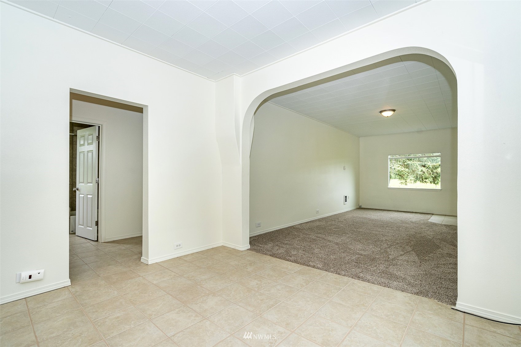 517 Leudinghaus Road Chehalis, WA 98532 - Photo 7 of 37 an empty room with windows and closet