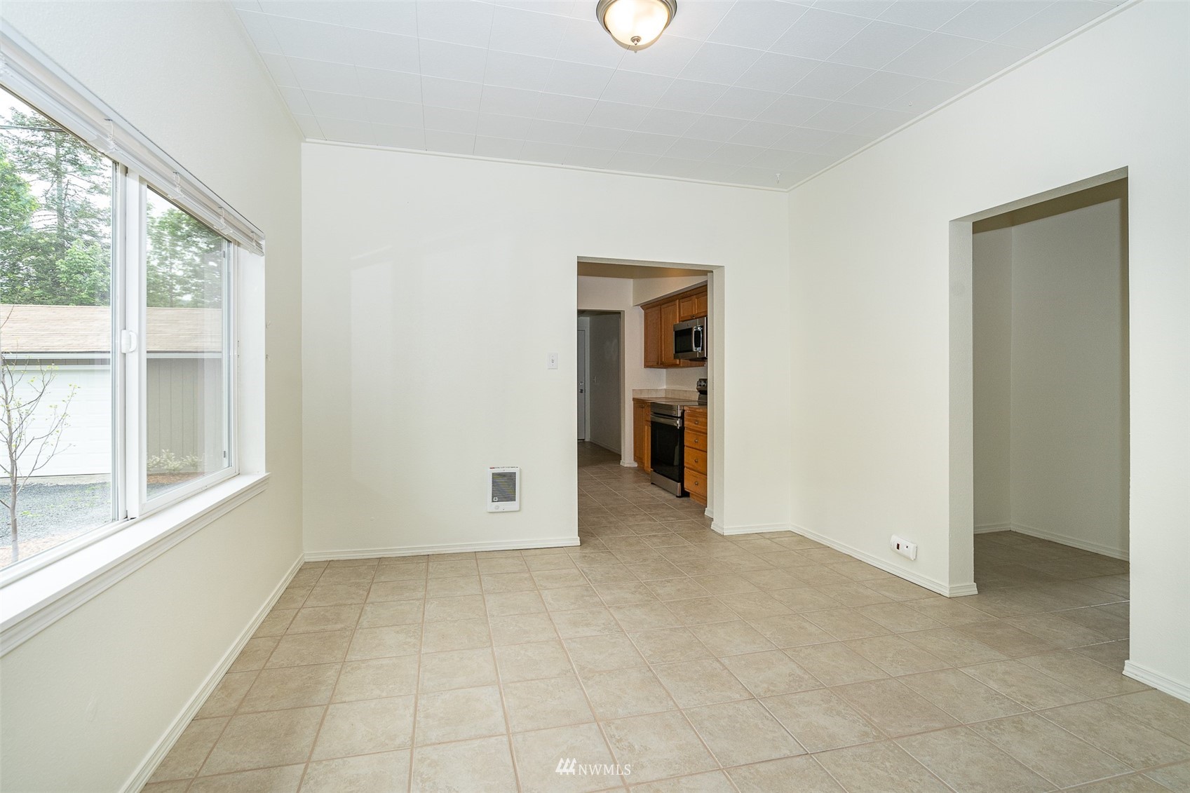 517 Leudinghaus Road Chehalis, WA 98532 - Photo 9 of 37 an empty room with windows and entrance