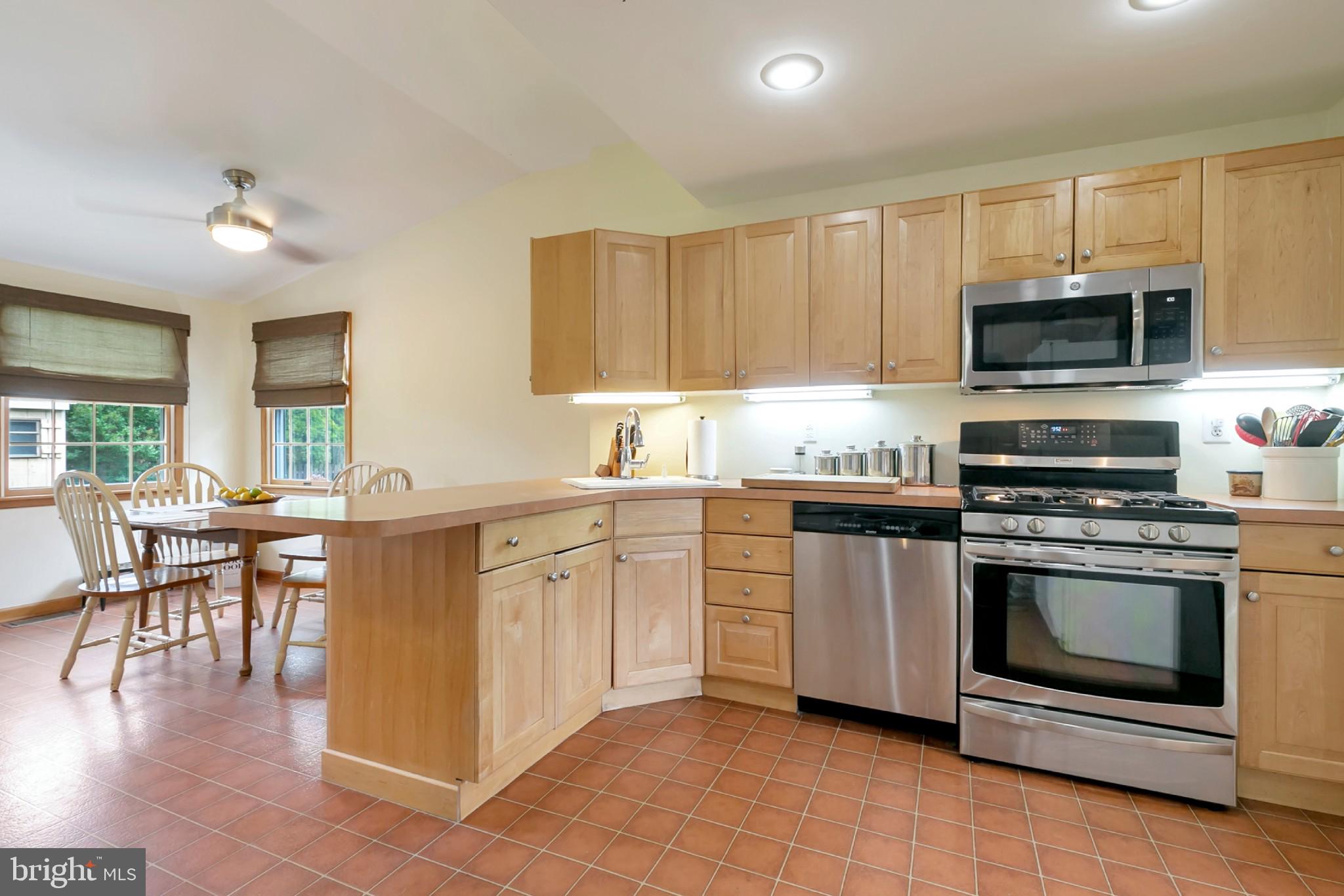 228 Farnham Road Havertown, PA 19083 - Photo 7 of 24