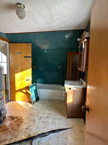 $187,900 | 32 High Street, Vinalhaven, ME 04863