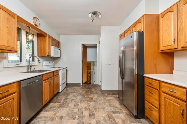 $435,000 | 627 Via Ponderosa, Guilderland, NY 12303