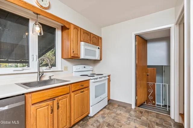 $435,000 | 627 Via Ponderosa, Guilderland, NY 12303