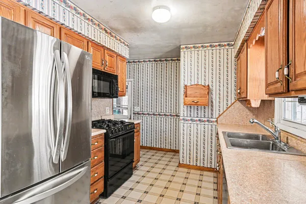 $194,900 | 718 South Douglas Avenue, Three Rivers, MI 49093