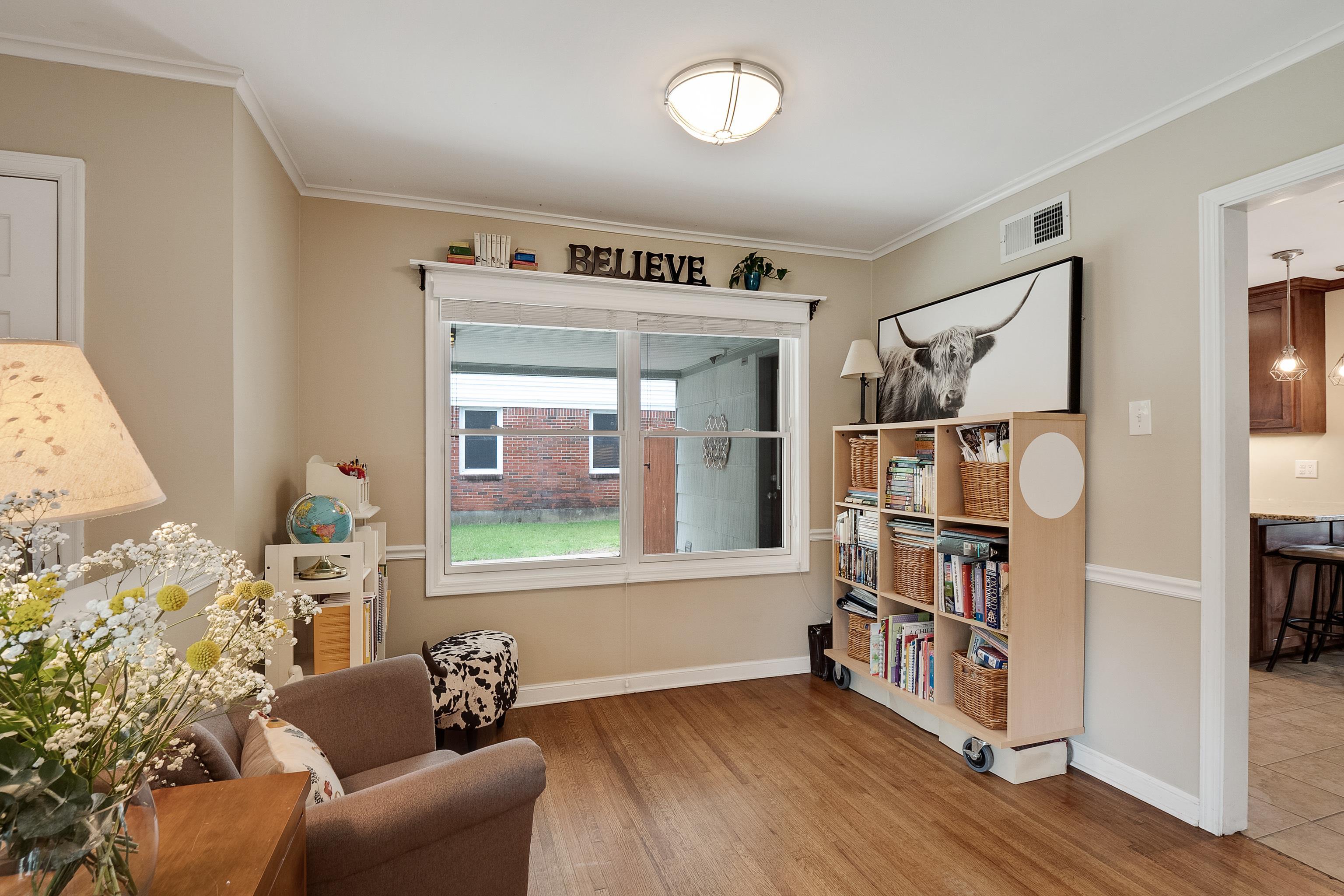 5111 Sequoia Road Memphis, TN 38117 - Photo 5 of 25 a living room with furniture and a book shelf