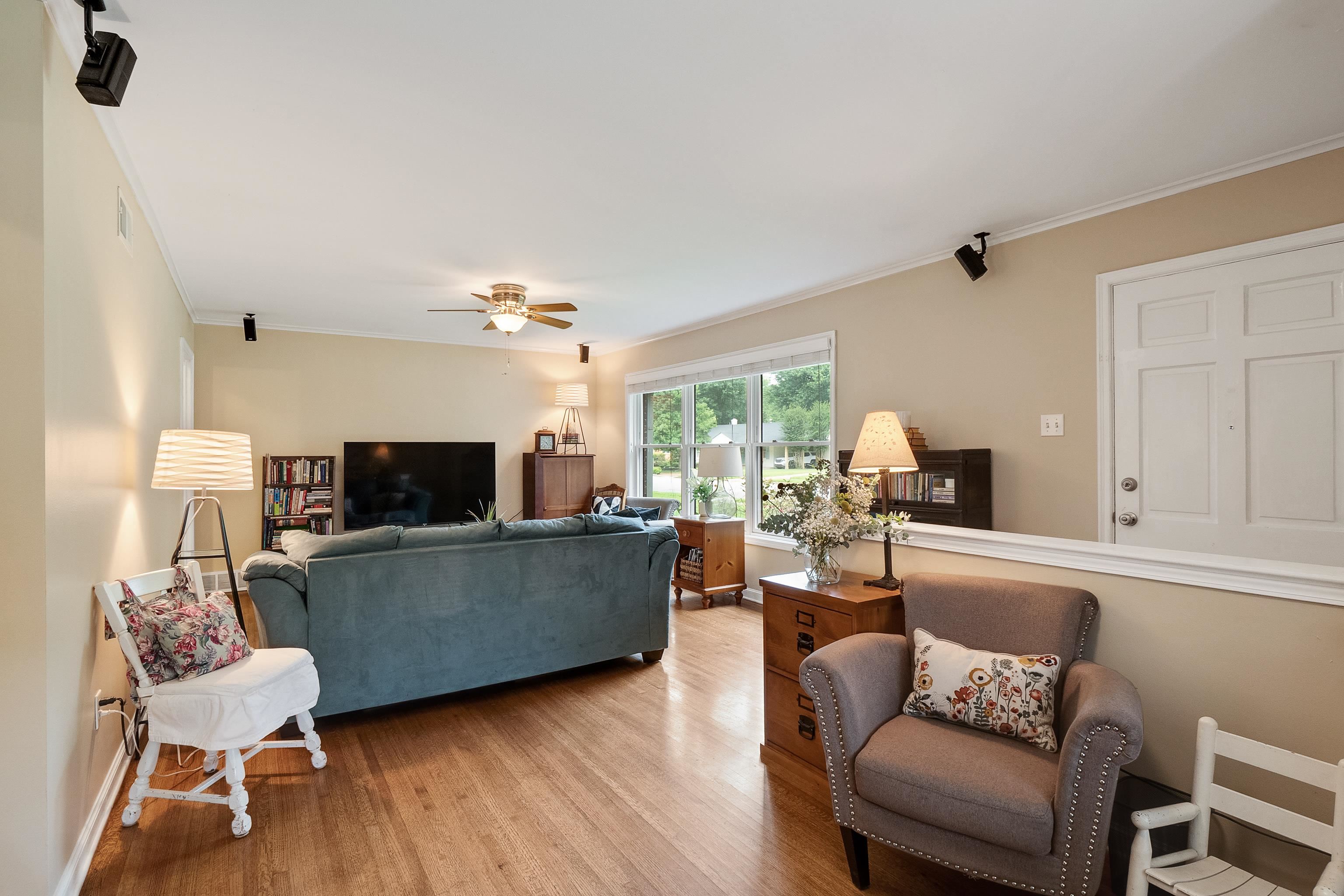5111 Sequoia Road Memphis, TN 38117 - Photo 7 of 25 a living room with furniture and a flat screen tv