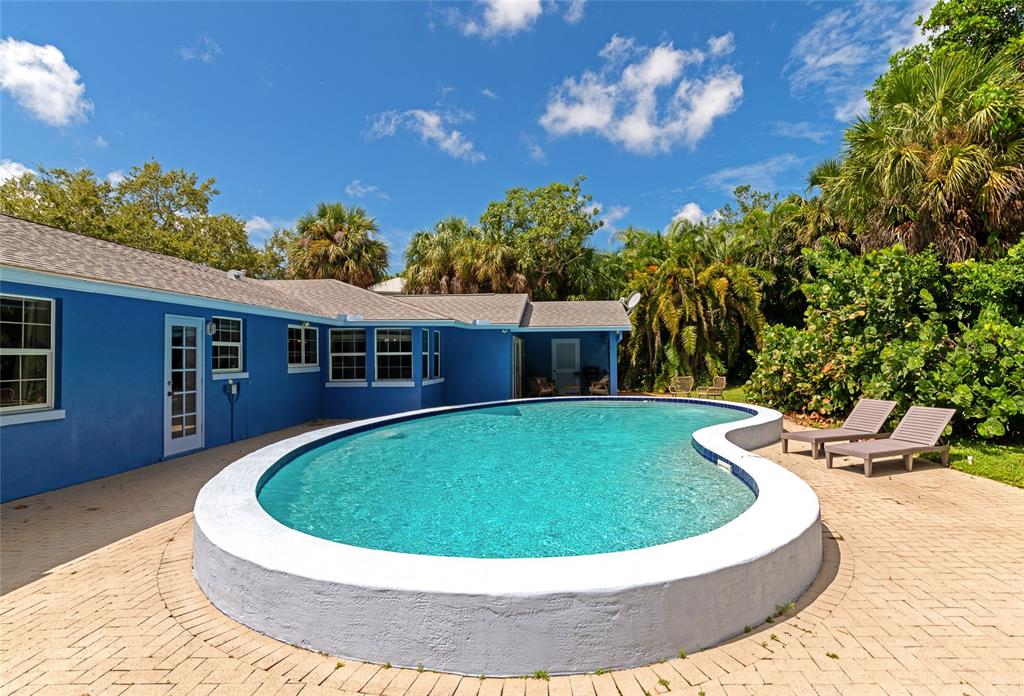 1389 Harbor Drive Sarasota, FL 34239 - Photo 14 of 25 a view of outdoor space yard and house
