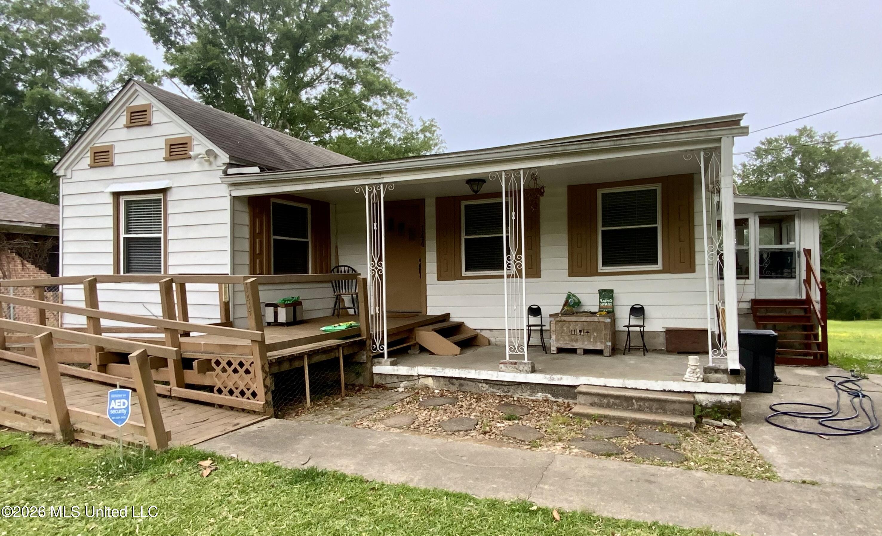 144 Plummer Circle Jackson, MS 39209 - Photo 1 of 10 Front