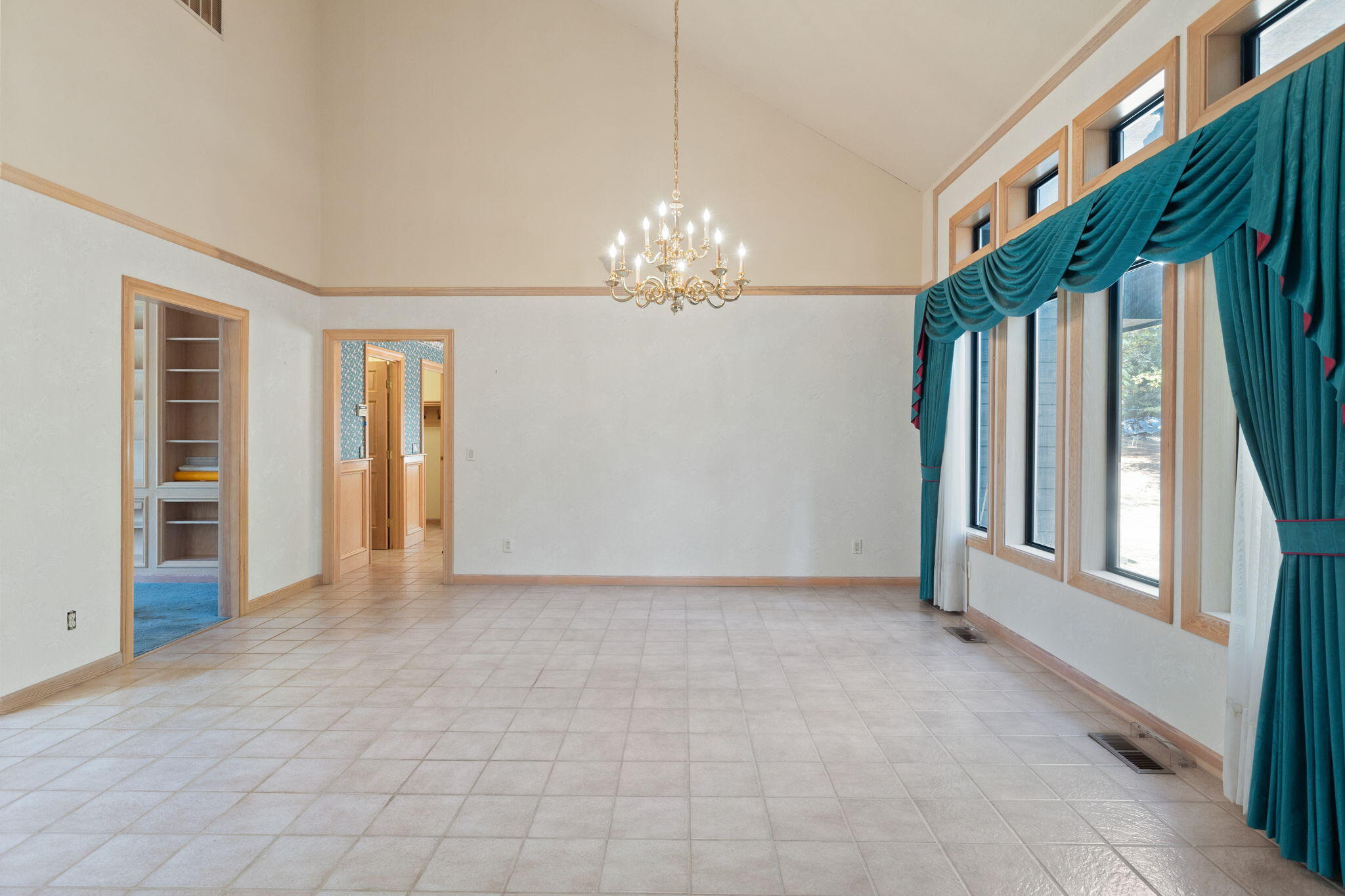 7118 Redthorne Road Rogue River, OR 97537 - Photo 10 of 63 Formal Dining Room