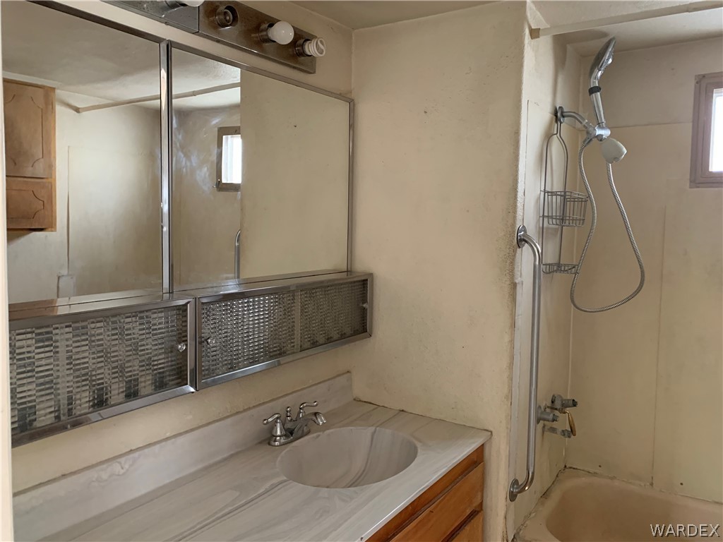 4160 North Stardust Road Kingman, AZ 86409 - Photo 20 of 34 Bathroom w/Tub
