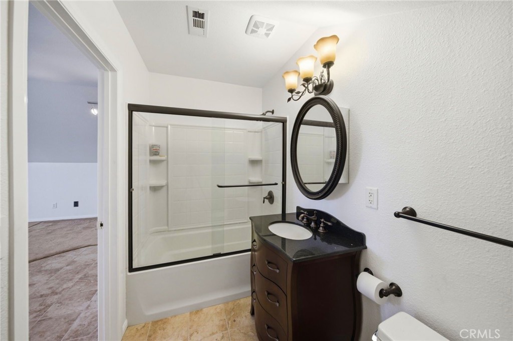 19670 Tonkawan Road Apple Valley, CA 92307 - Photo 32 of 70 Full On suite to the Private 4th bedroom