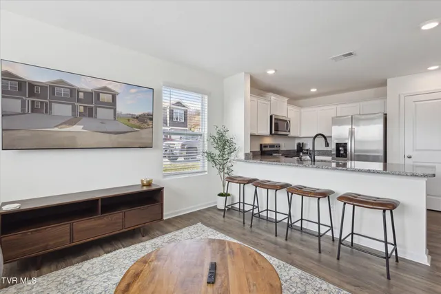 $2,200 | 115 Raceday Center Drive, Unit F4, Bristol, TN 37618