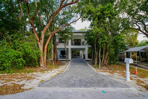 a view of a house with backyard