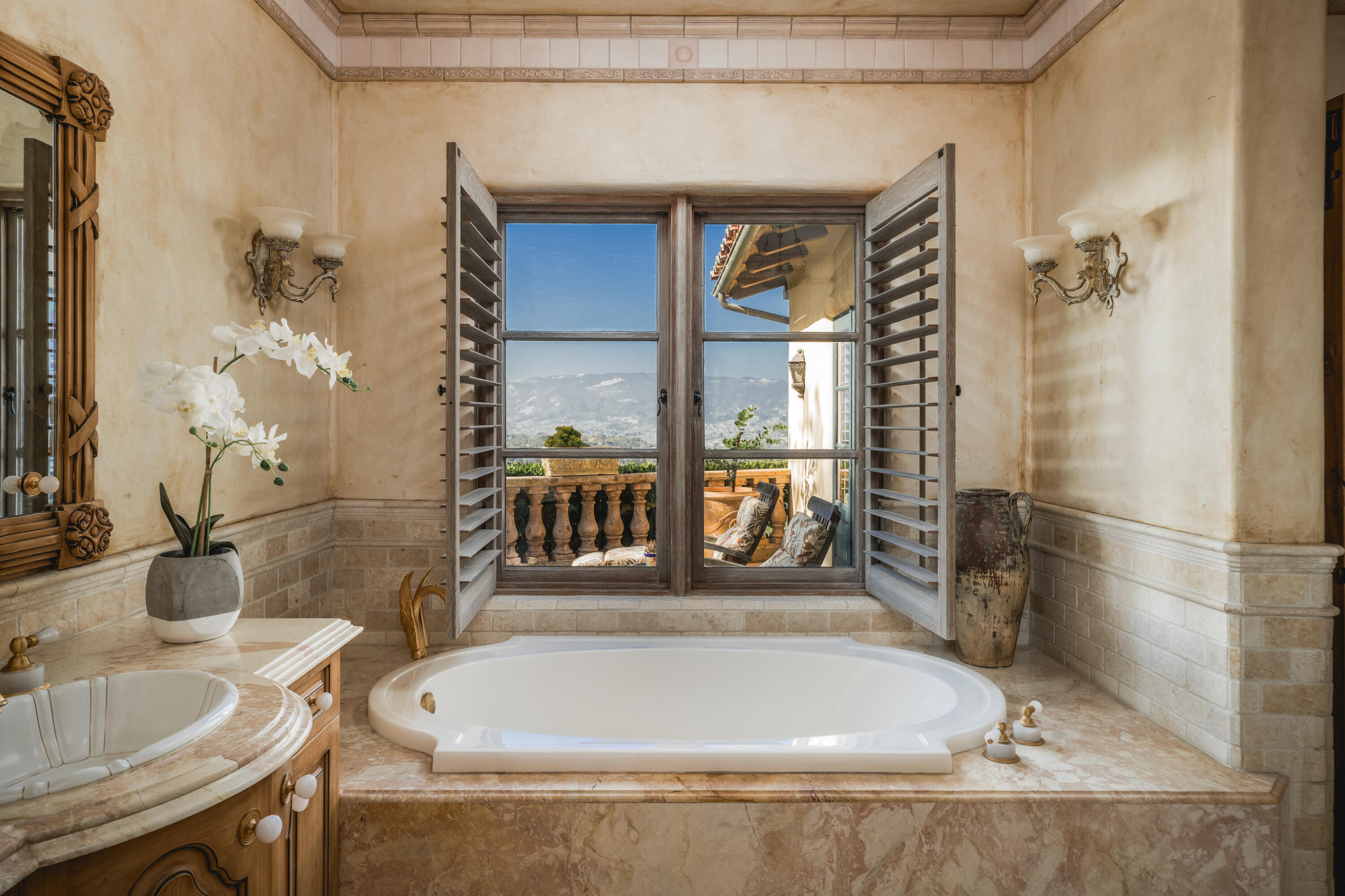 4020 Cuervo Avenue Santa Barbara, CA 93110 - Photo 22 of 48 a bath tub sitting next to a window