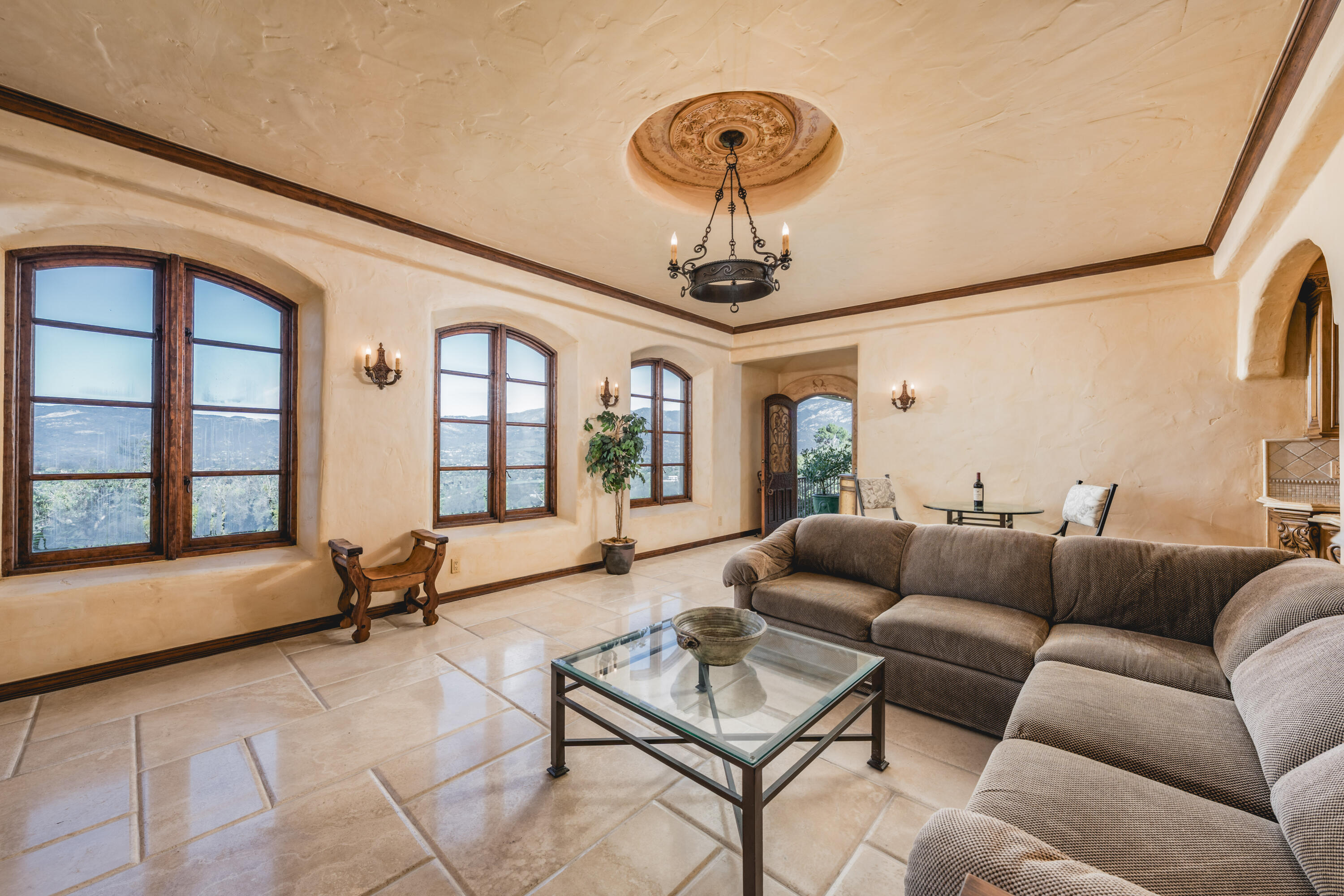 4020 Cuervo Avenue Santa Barbara, CA 93110 - Photo 32 of 48 Guest House Living Area