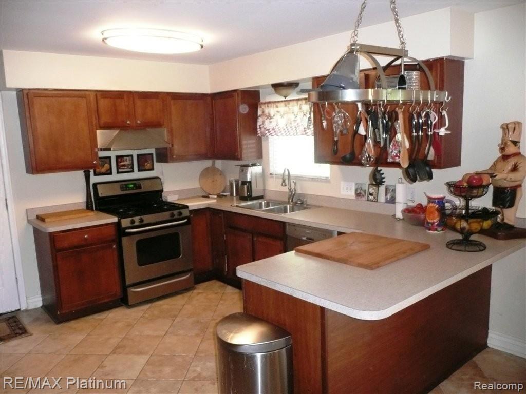 912 Oakcrest Road Howell, MI 48843 - Photo 4 of 20 Gourmet Kitchen
