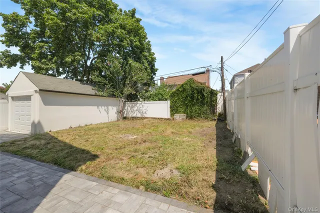 a view of back yard of the house