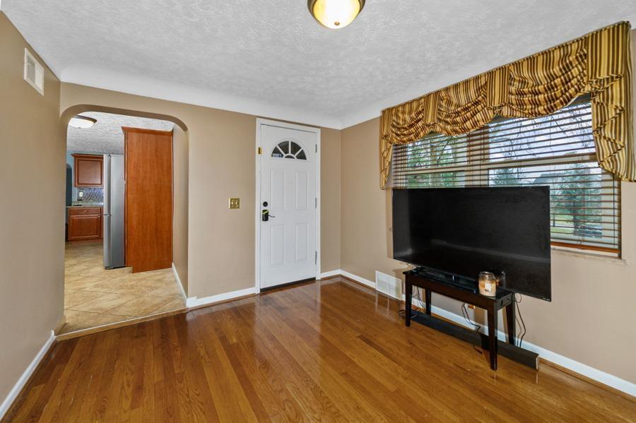 3936 Hanley Road Cincinnati, OH 45247 - Photo 5 of 33