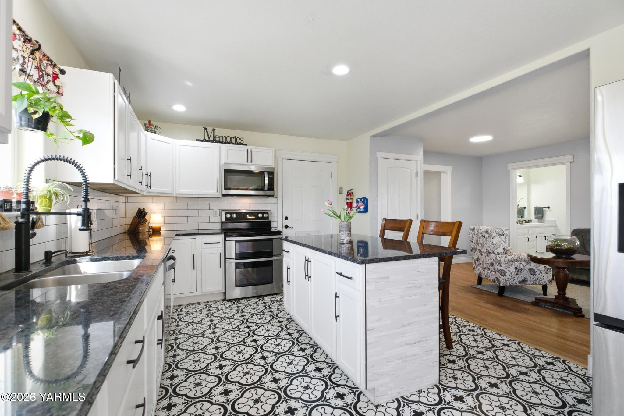 900 Slavin Road Yakima, WA 98903 - Photo 6 of 27 6 Kitchen