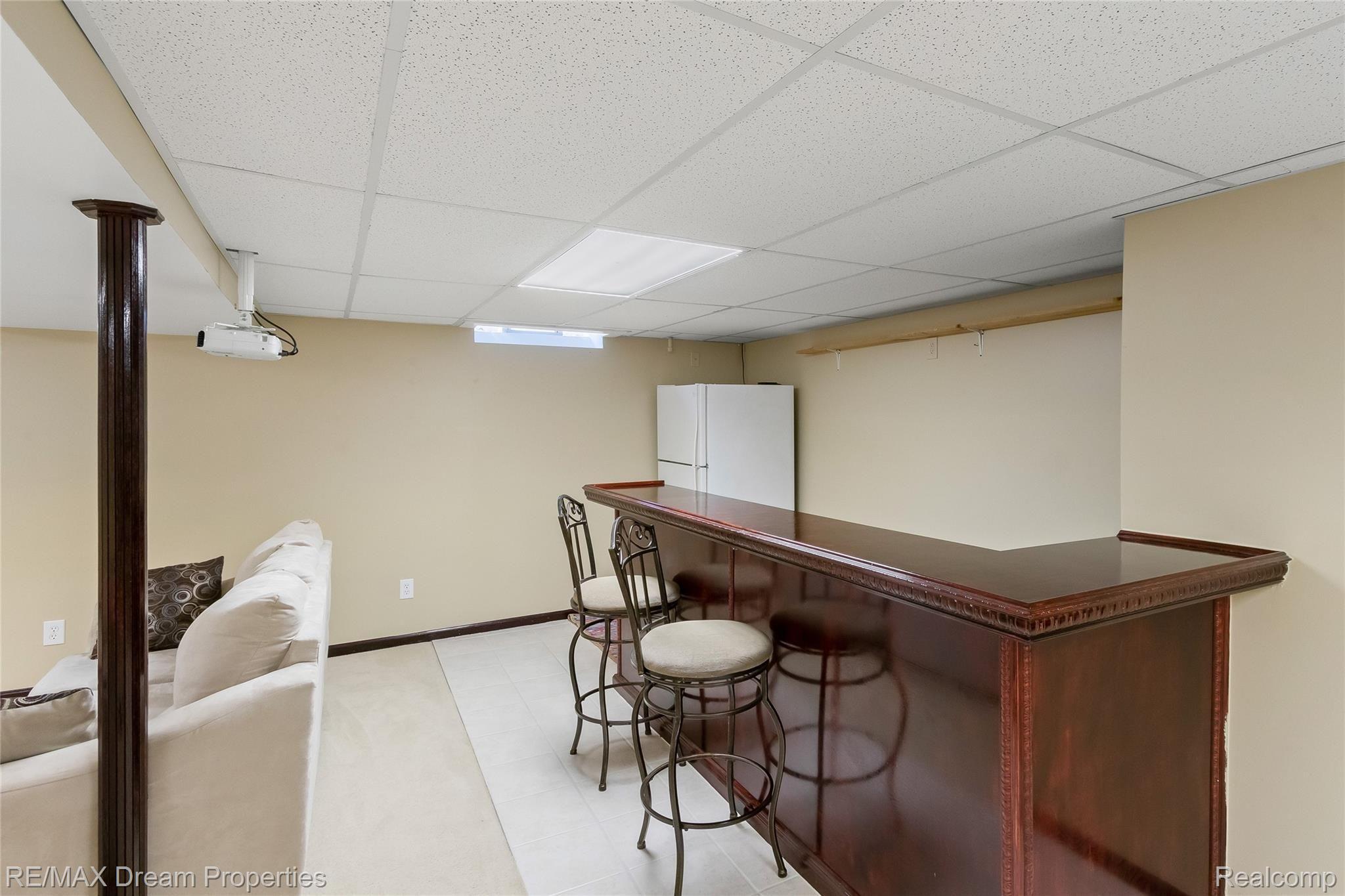 42747 Saxony Road Canton, MI 48187 - Photo 23 of 28 Wet bar (sink) with refrigertor