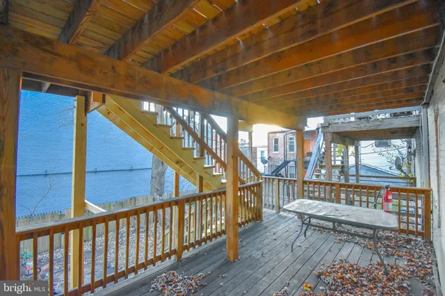 a view of an outdoor space